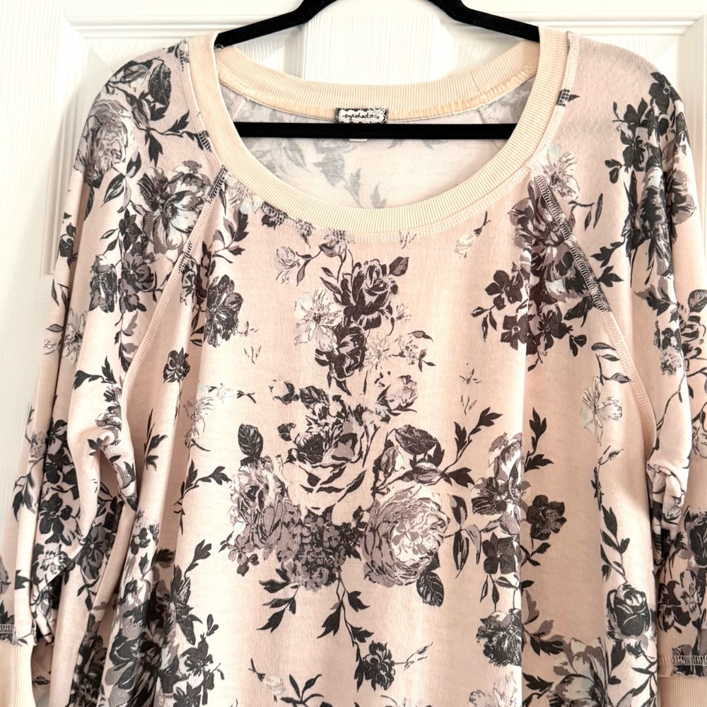 🌼 Eyeshadow Pink and Black Floral Top - Picture 3 of 7